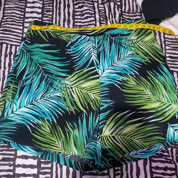 Plus size tropical shorts - Picture 2 of 2